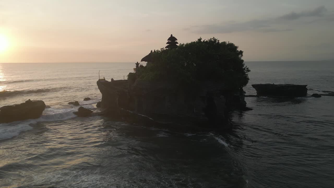 印度尼西亚巴厘岛日落时分的塔纳洛特寺鸟瞰图。视频素材