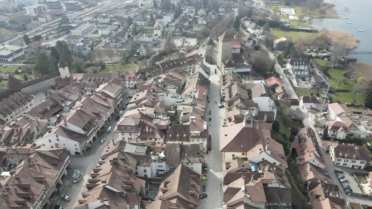 在瑞士莫拉特，4K的城市地区的海洋、道路和密集建筑的鸟瞰图视频素材