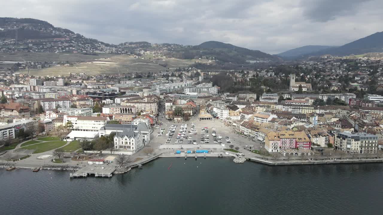 在瑞士沃韦(Vevey)以4K画质鸟瞰海边的道路、密集的建筑和山脉视频素材