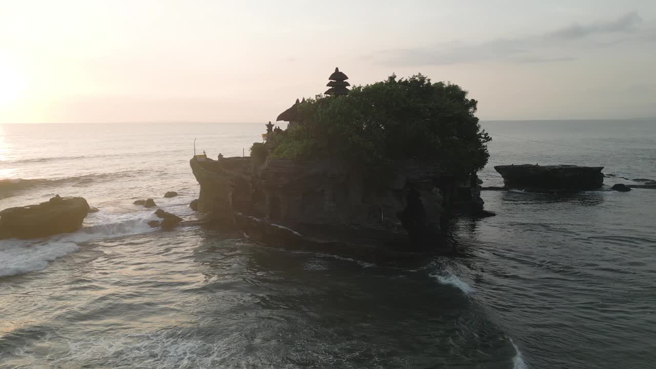 印度尼西亚巴厘岛日落时分的塔纳洛特寺鸟瞰图。视频素材