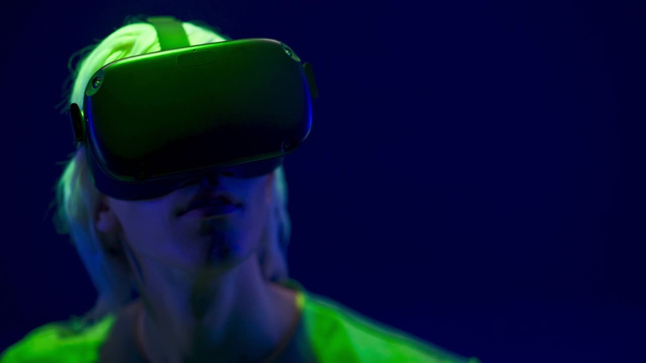 严肃的人VR眼镜使用控制器在视频游戏特写。未来的概念视频素材