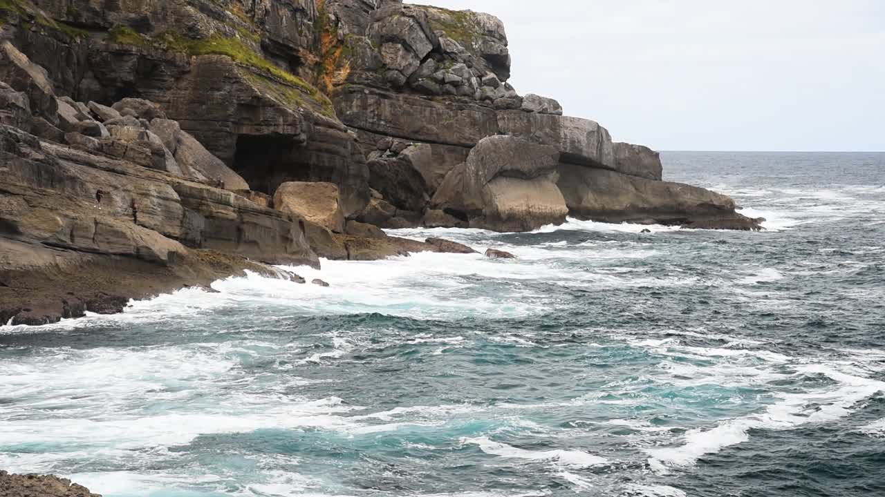 海岸上海浪冲击岩石悬崖的美景视频素材