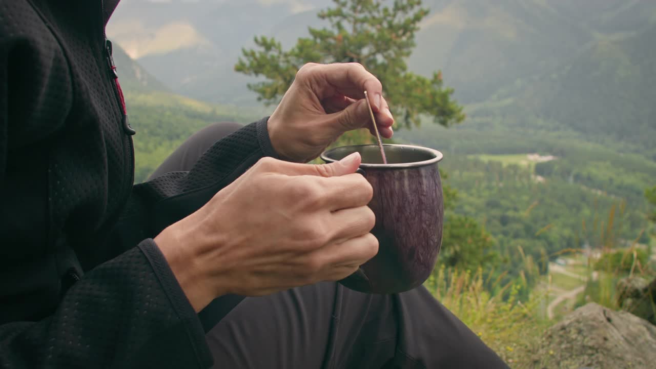 女人在山上喝茶。享受营地生活逃离城市视频素材