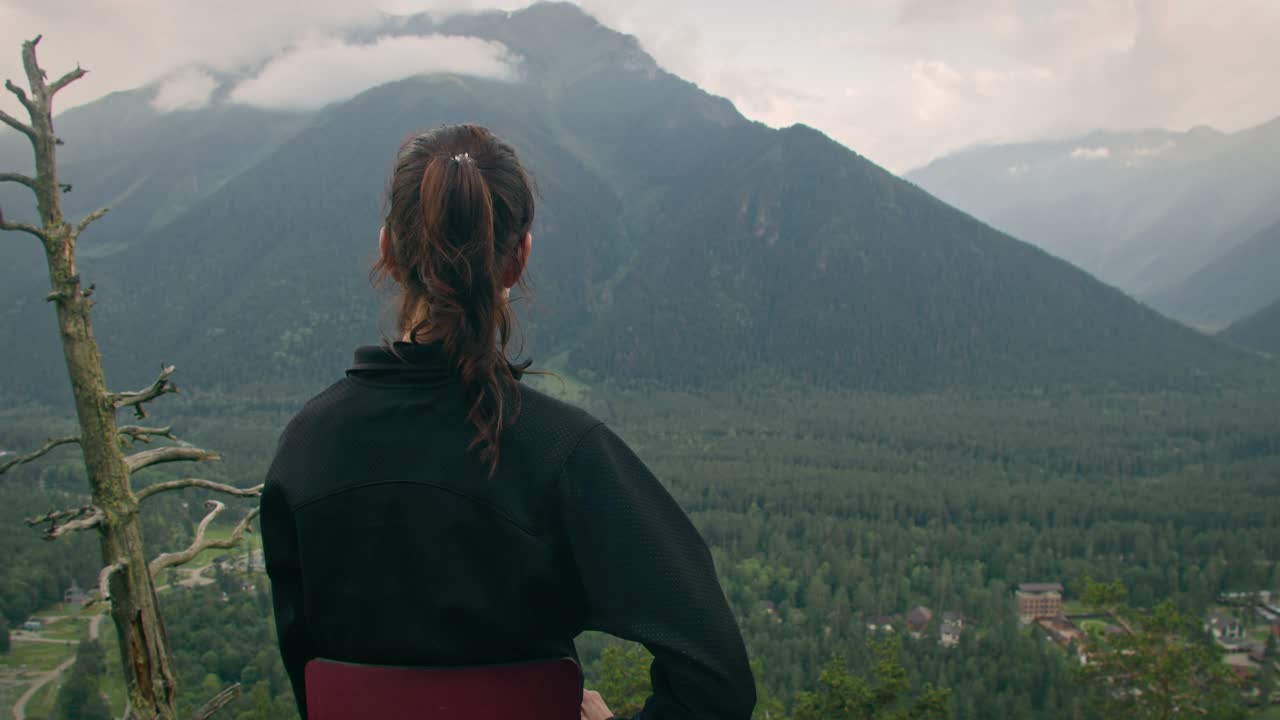 女登山者在登山山上休息视频素材