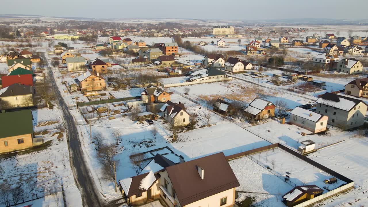 郊区农村城镇冬季积雪覆盖的住宅鸟瞰图视频素材