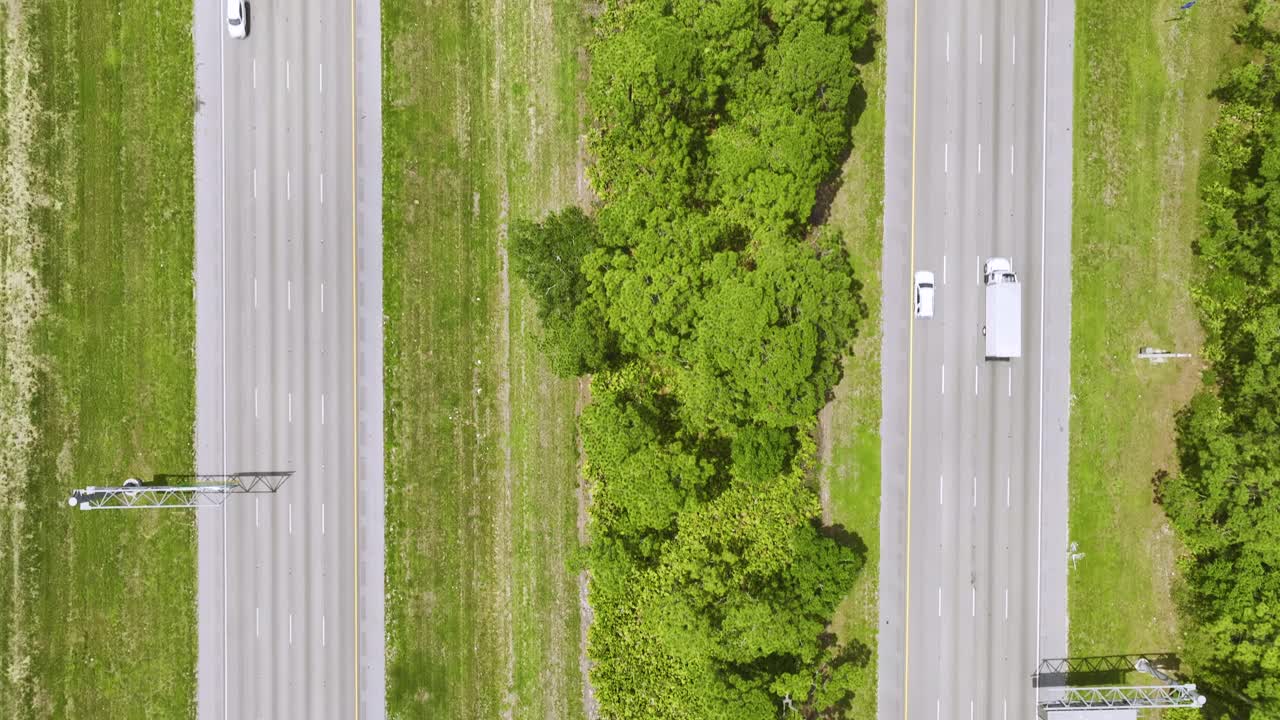 鸟瞰繁忙的美国高速公路与沉重的快速移动的交通。州际运输概念视频素材