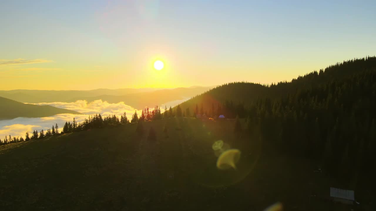 在阳光明媚的夜晚，鸟瞰登山营地的游客帐篷。积极的旅游和徒步旅行的概念视频素材