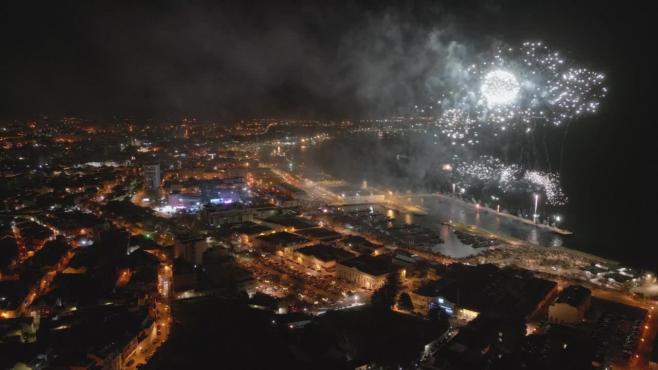 Fireworks on New Year's Eve in Setúbal, Portugal视频素材