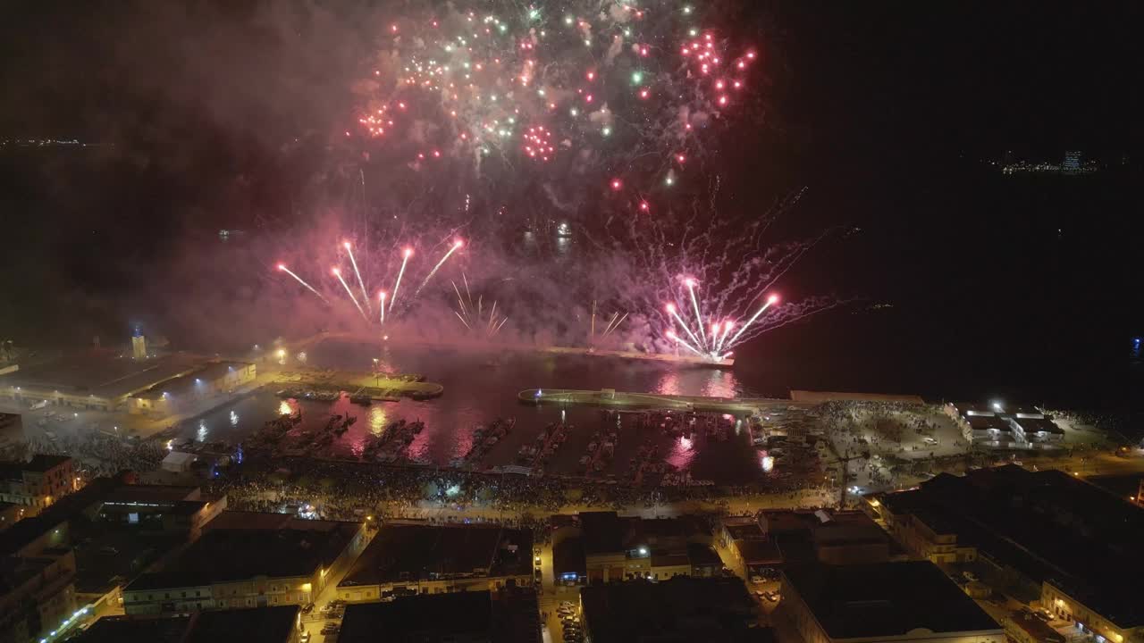 Fireworks on New Year's Eve in Setúbal, Portugal视频素材