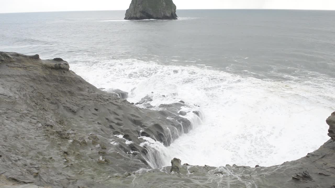 海浪拍打岩层的锁定镜头视频素材