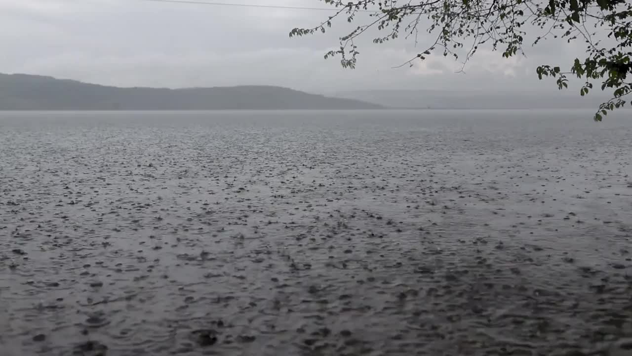 怪异的景色，落下的雨在湖在高清视频素材