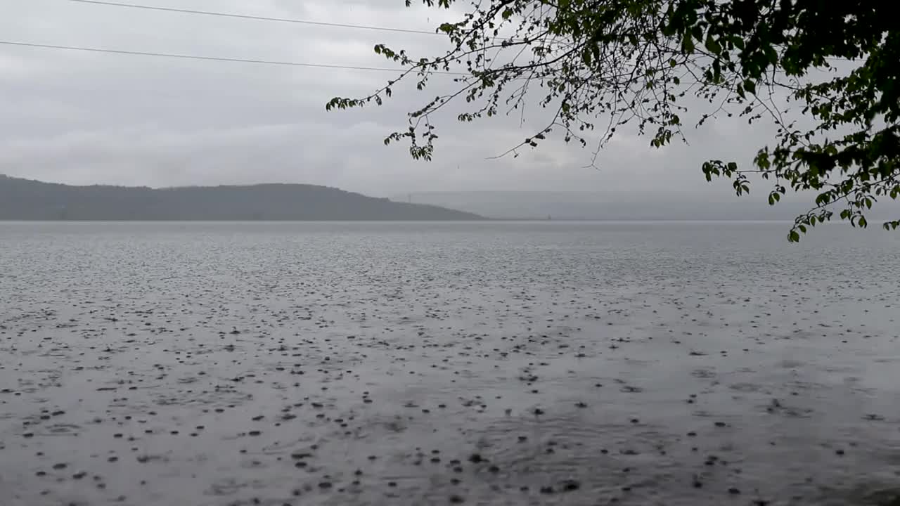 雨天海洋的高清镜头视频素材