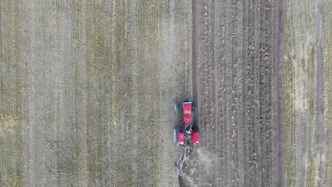 耕地过程的鸟瞰图视频素材