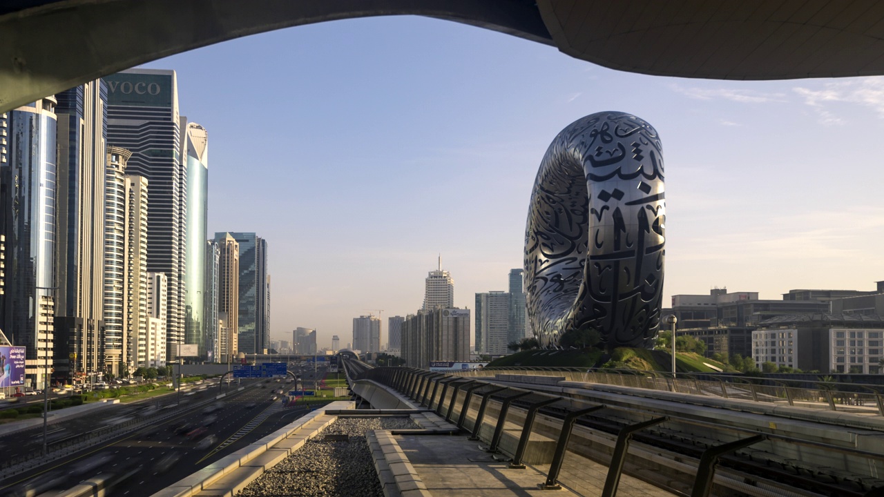 迪拜地铁列车在高速经过市中心的高层建筑的时间推移。视频素材