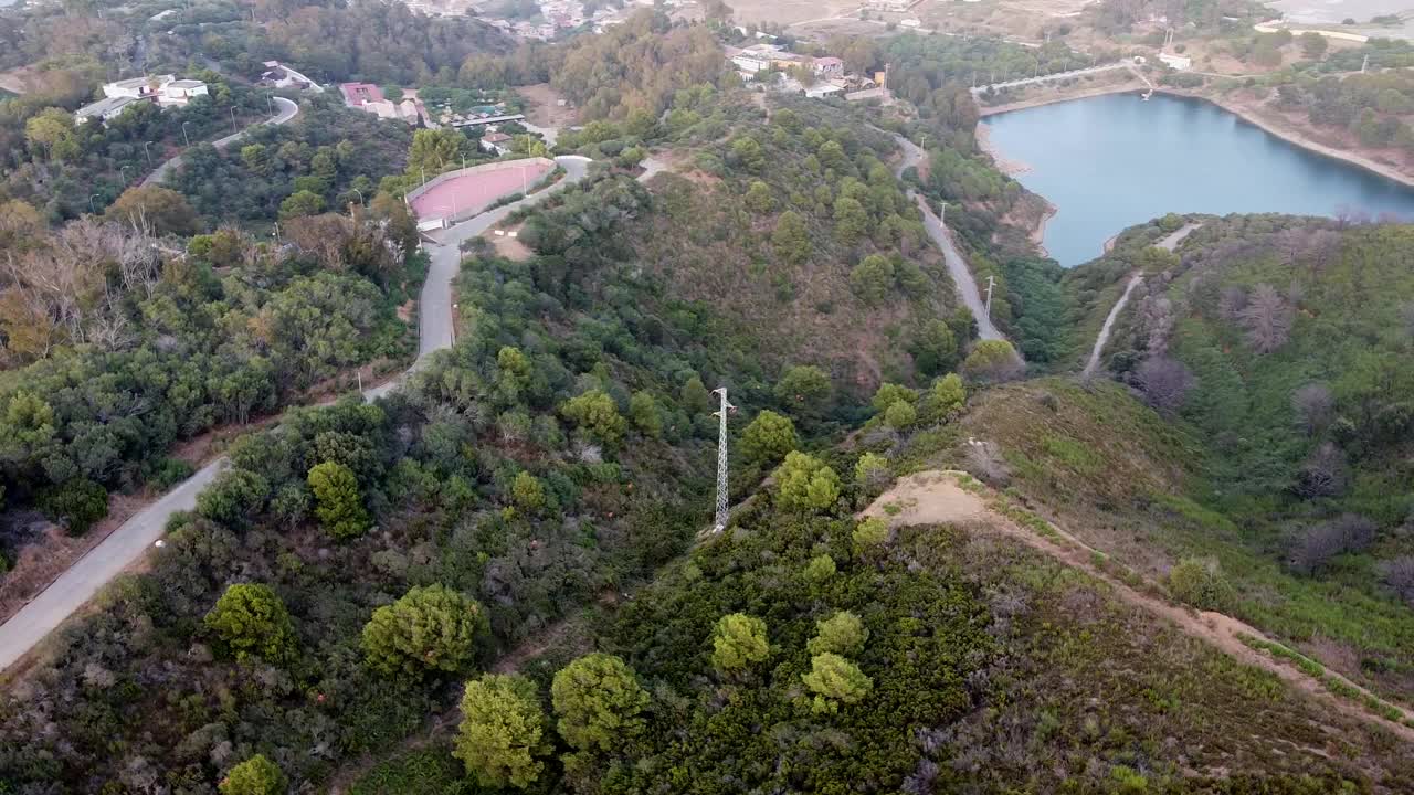 无人机在农村的电线上空飞行视频素材