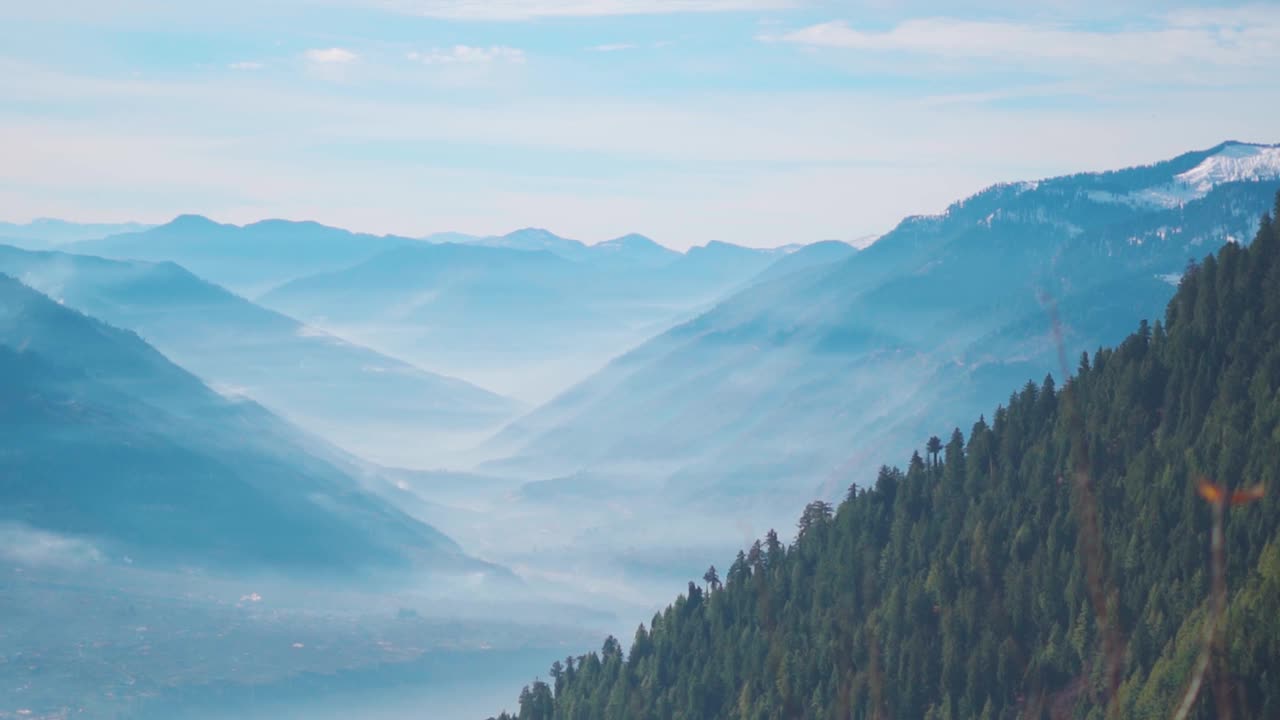 在印度喜马偕尔邦马纳里附近的Rani Sui徒步旅行期间，从山上看到的大雾山层。自然的山地背景。喜马拉雅山在清晨被雾笼罩。视频素材