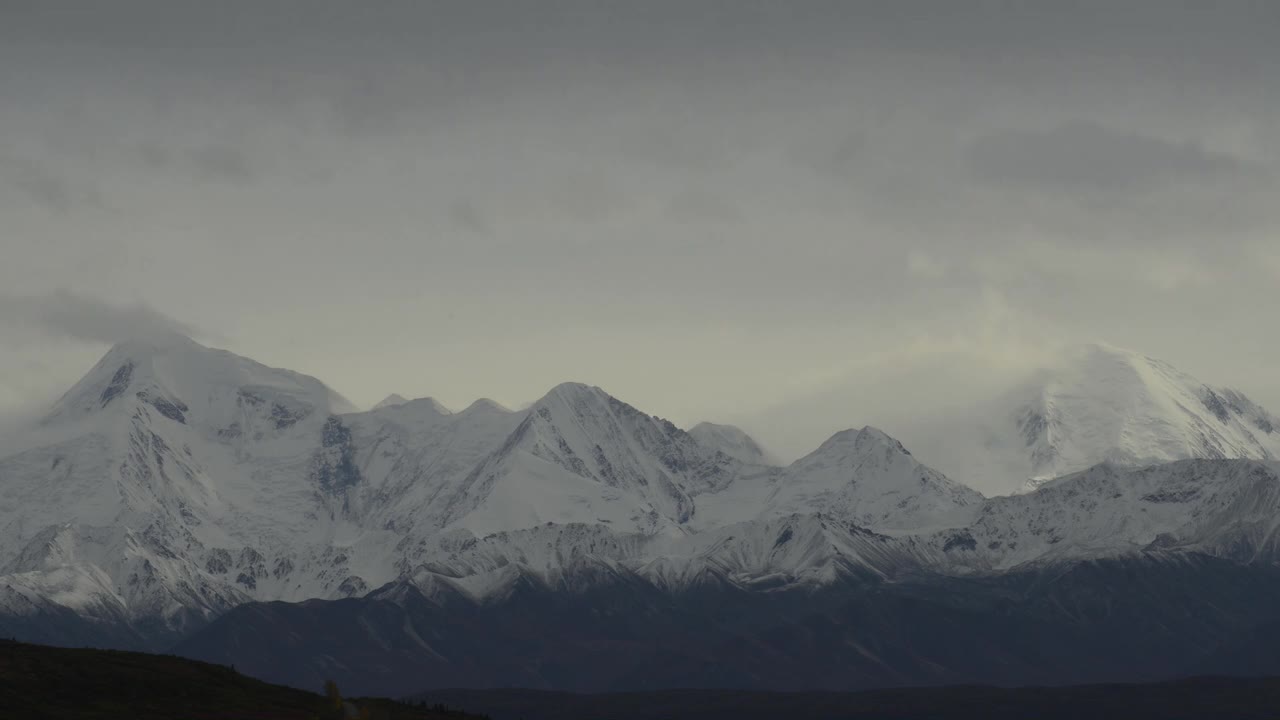 延时拍摄的云在阿拉斯加的雪山上移动视频素材