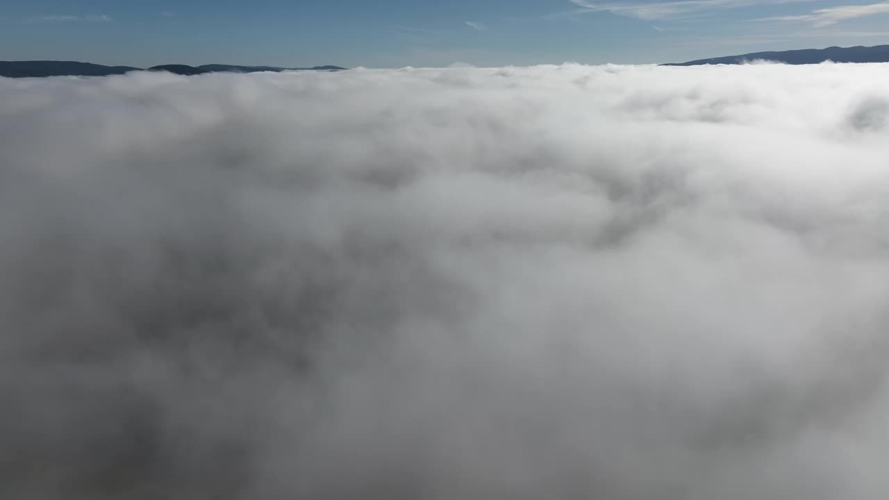 日出时无人机在云层上空飞行。飞越云层。清新的早晨和令人惊叹的阳光在云景。视频素材