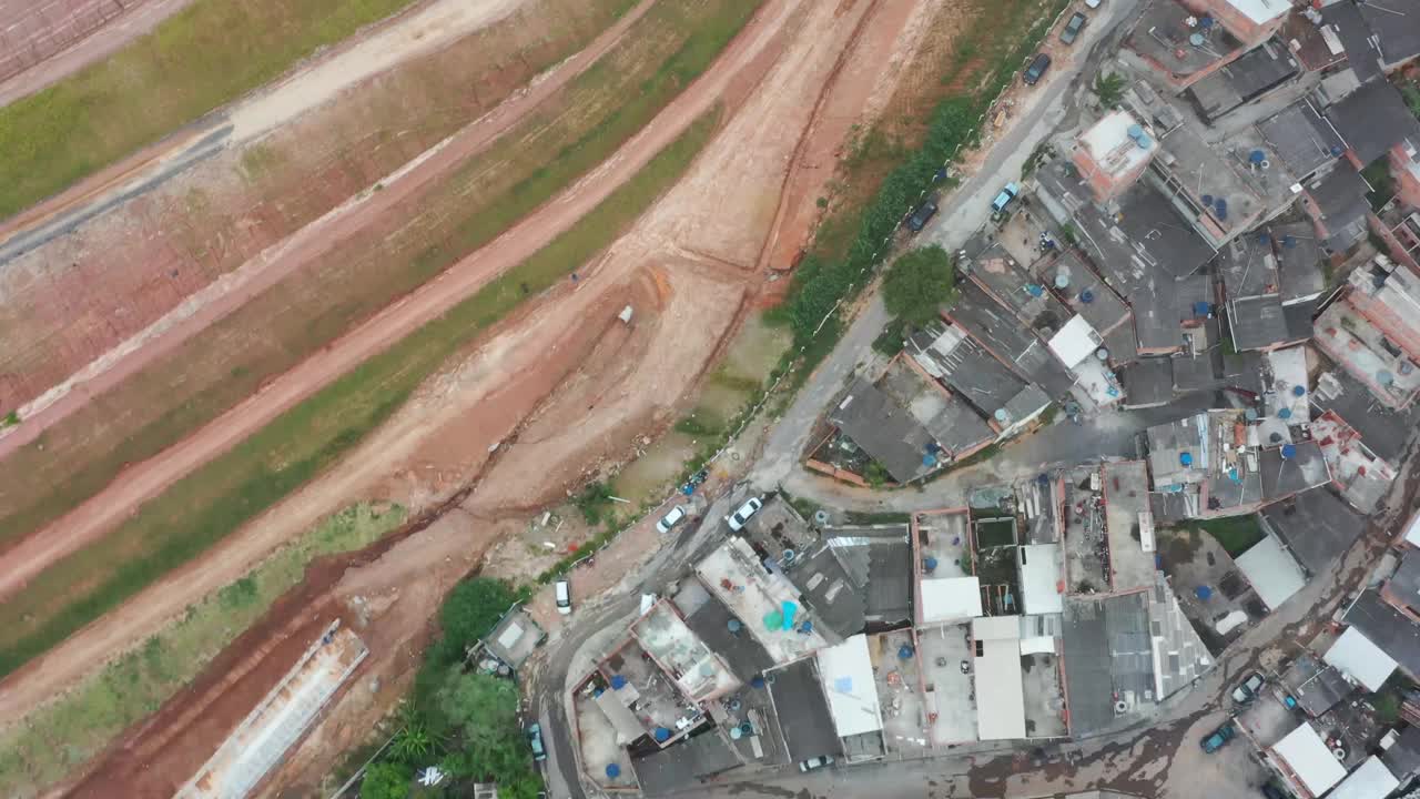 An aerial shot of favela in São Paulo, Brazil. A bird's eye view of the roof of raw houses and scenery around视频素材