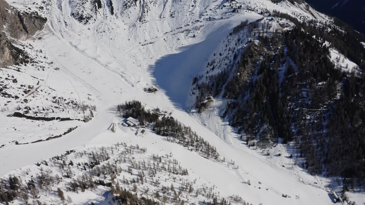 冬季仙境与滑雪者在意大利的白云石滑雪场的斜坡上。无人机航拍视频素材