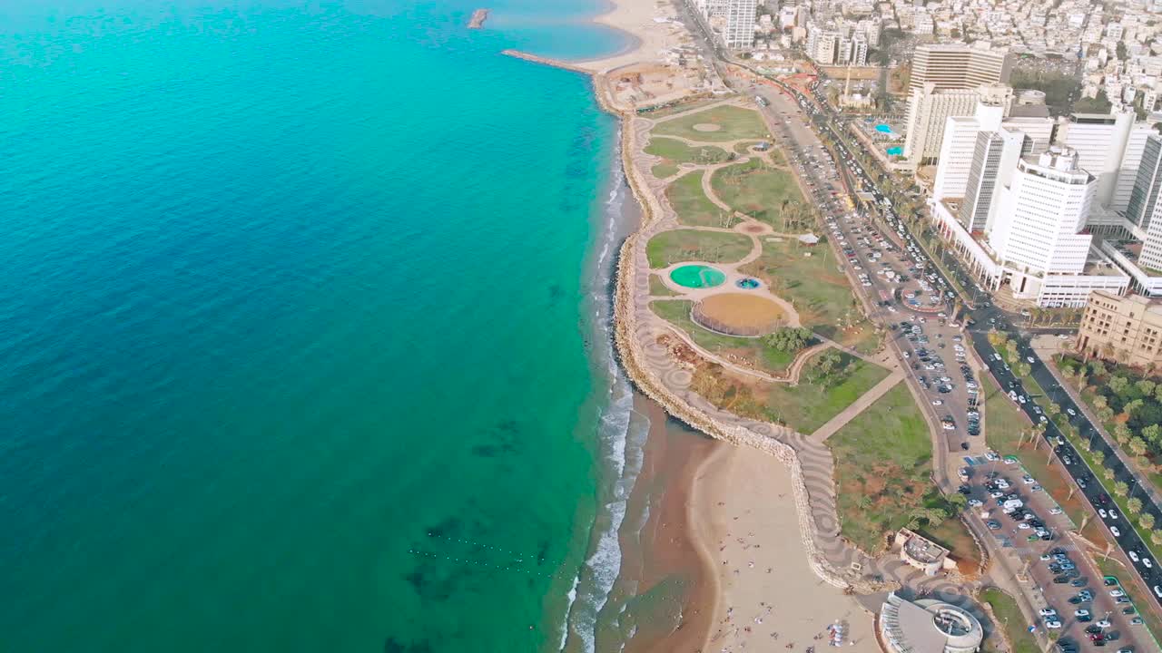 特拉维夫海空塌陷。地中海的海水冲刷着雅法区的特拉维夫海滩。以色列特拉维夫的海岸线。旅游海滩。人们在沙滩上放松视频素材