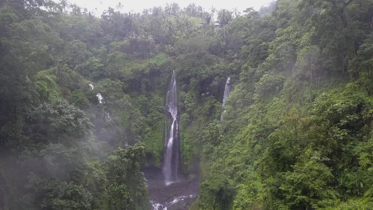 空中飞过丛林山谷的薄雾，朝向多级瀑布视频素材