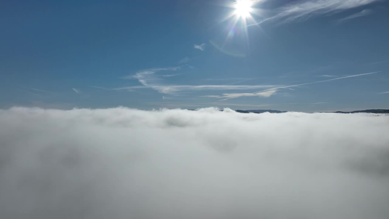 日出时无人机在云层上空飞行。飞越云层。清新的早晨和令人惊叹的阳光在云景。视频素材