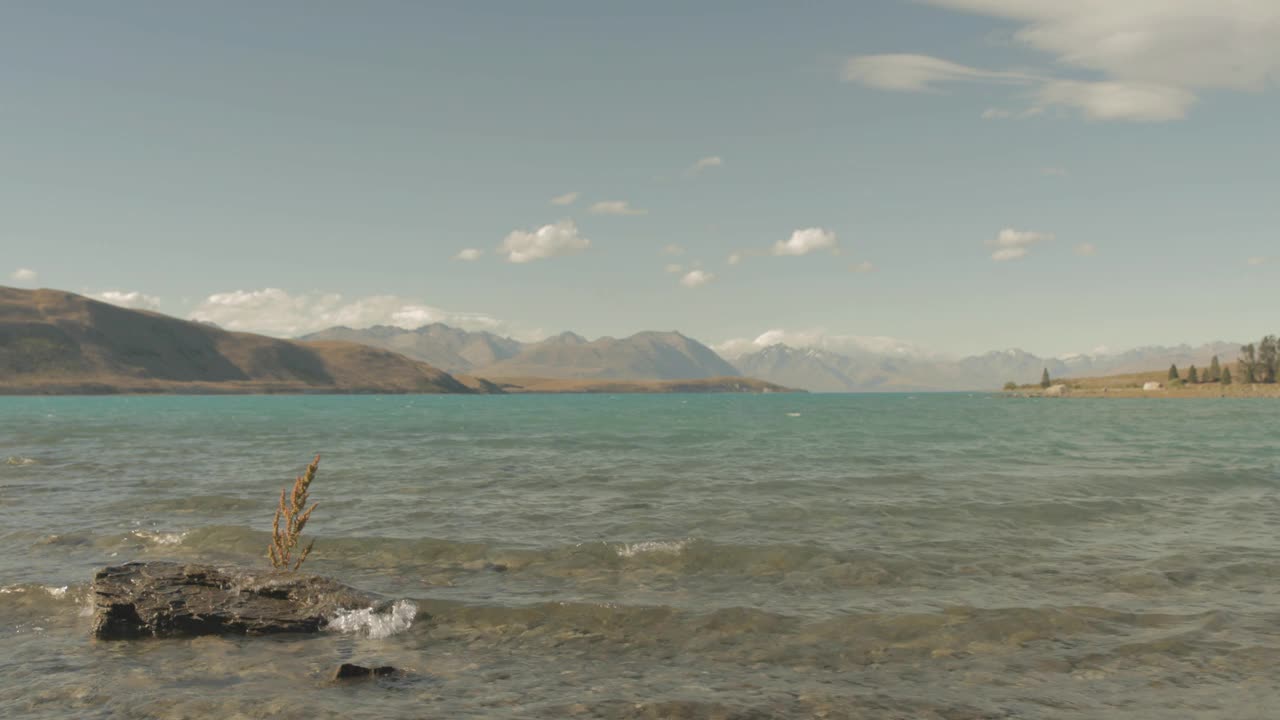 群山映衬天空，封锁了大海视频素材