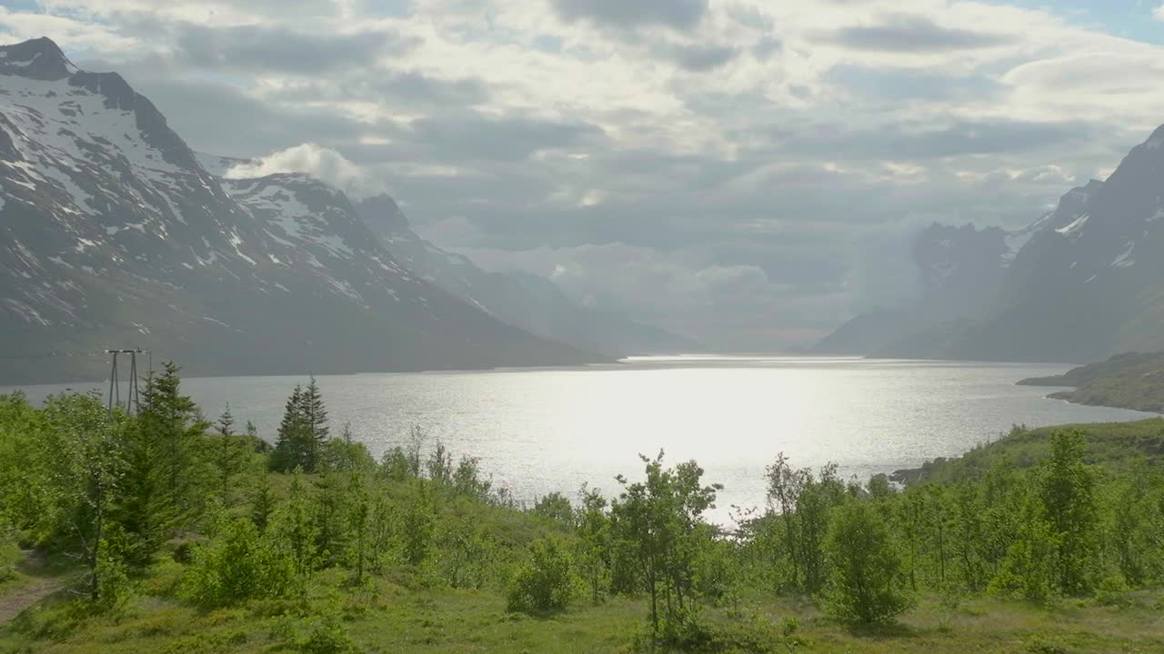 挪威著名的旅游景点厄斯峡湾上空令人惊叹的空中推进。视频素材