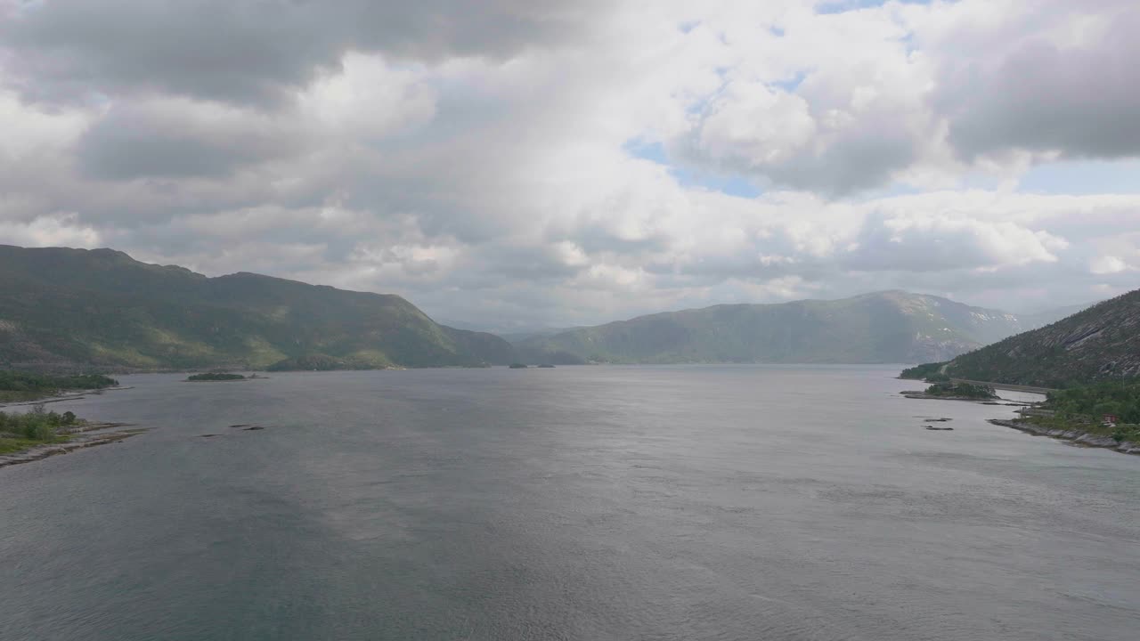 戏剧性的峡湾和山脉在罗弗敦群岛，挪威北部。空中广角镜头视频素材