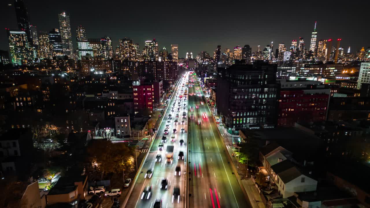 在夜晚的大都市，前锋在繁忙的多车道高速公路上飞行。空中风景超差镜头。美国纽约市视频素材