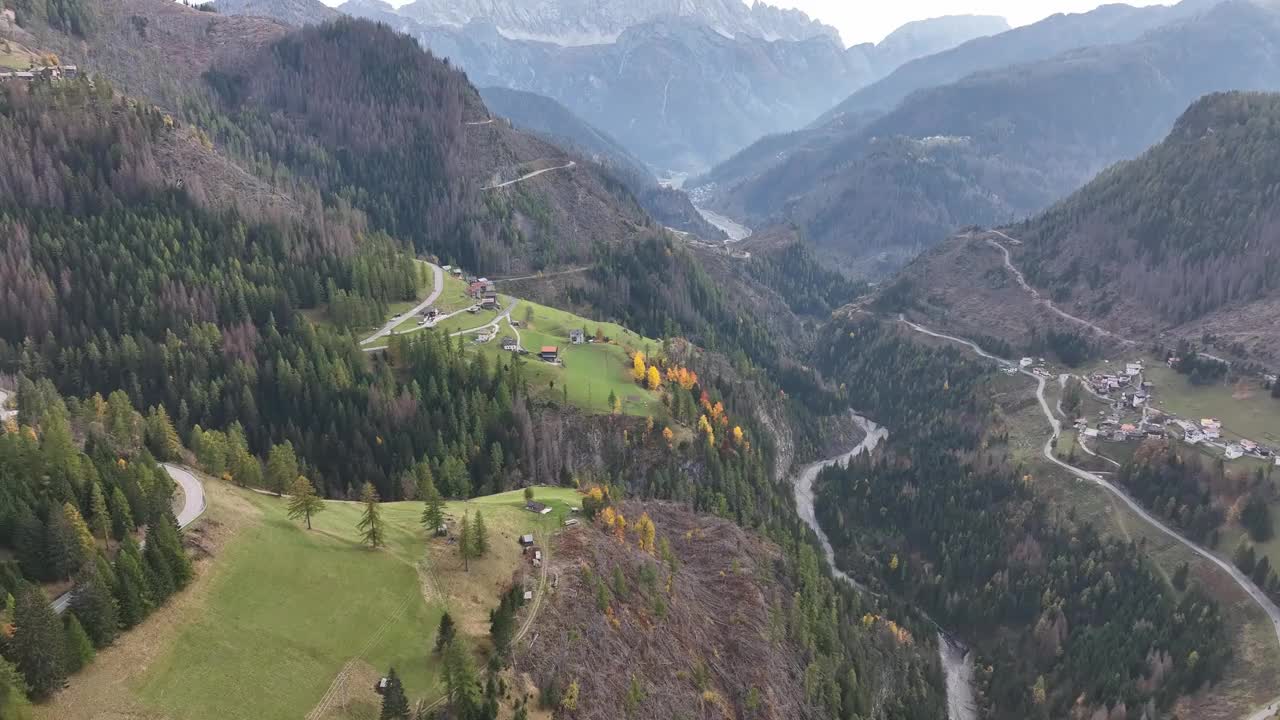 山边的小镇。四周都是高高的山峰。视频素材