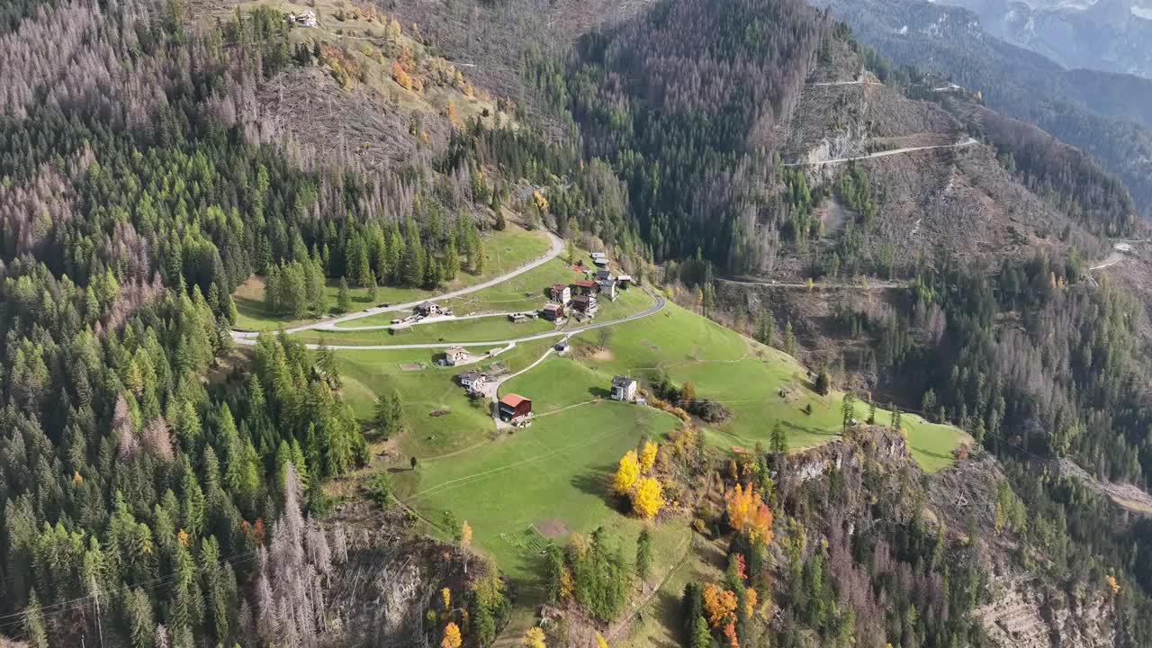 山边的小镇。四周都是高高的山峰。视频素材