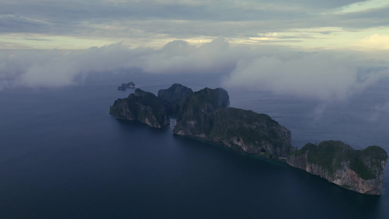 无人机鸟瞰热带岛屿玛雅湾，Pileh泻湖，泰国皮皮岛。视频素材