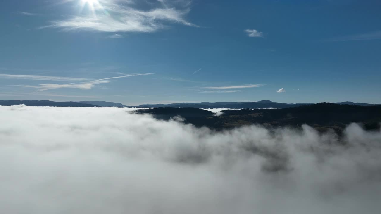 日出时无人机在云层上空飞行。飞越云层。清新的早晨和令人惊叹的阳光在云景。视频素材