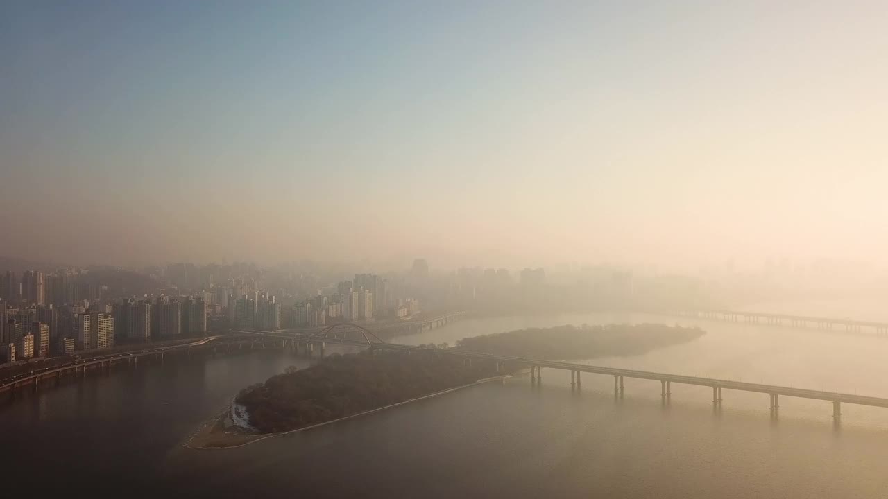 汉江附近的日出、麻浦大桥、西江大桥、八岛、江边高速公路、市中心的公寓和摩天大楼在黎明和早晨/首尔麻浦区视频素材