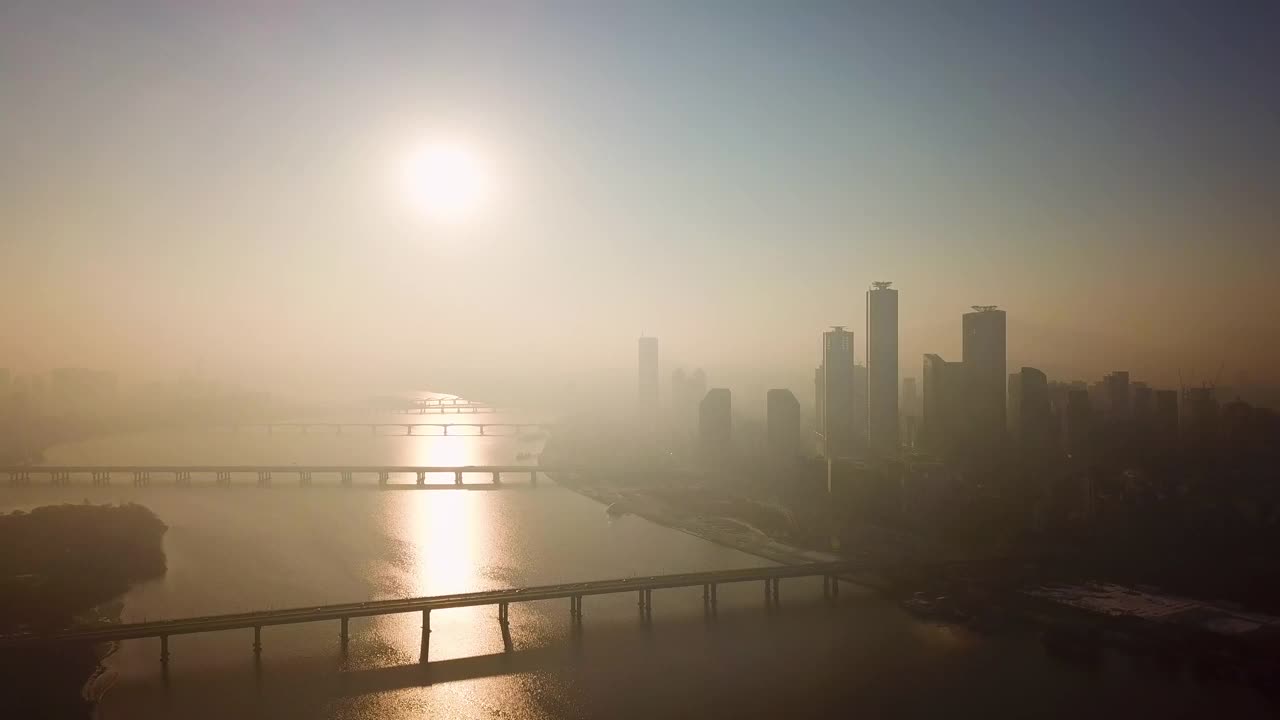 韩国首尔永登浦区，汉江、麻浦大桥、西江大桥、八岛、汉江公园、首尔国际金融中心、现代首尔大厦、1号公园、LG双子塔、汝矣岛63大厦附近的黎明日出视频素材