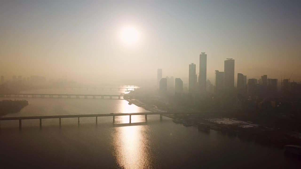 韩国首尔永登浦区，汉江、麻浦大桥、西江大桥、八岛、汉江公园、首尔国际金融中心、现代首尔大厦、1号公园、LG双子塔、汝矣岛63大厦附近的黎明日出视频素材