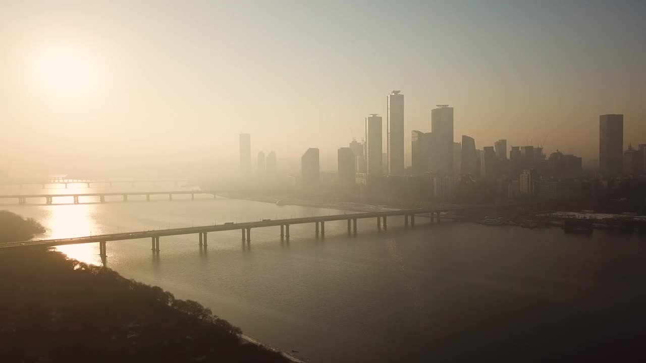 韩国首尔永登浦区，汉江、麻浦大桥、西江大桥、八岛、汉江公园、首尔国际金融中心、现代首尔大厦、1号公园、LG双子塔、汝矣岛63大厦附近的黎明日出视频素材