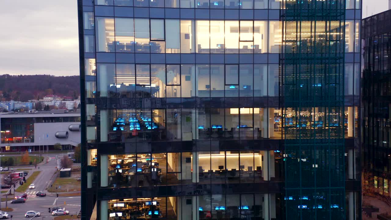 从无人机夜景看摩天大楼办公室的窗户。视频素材