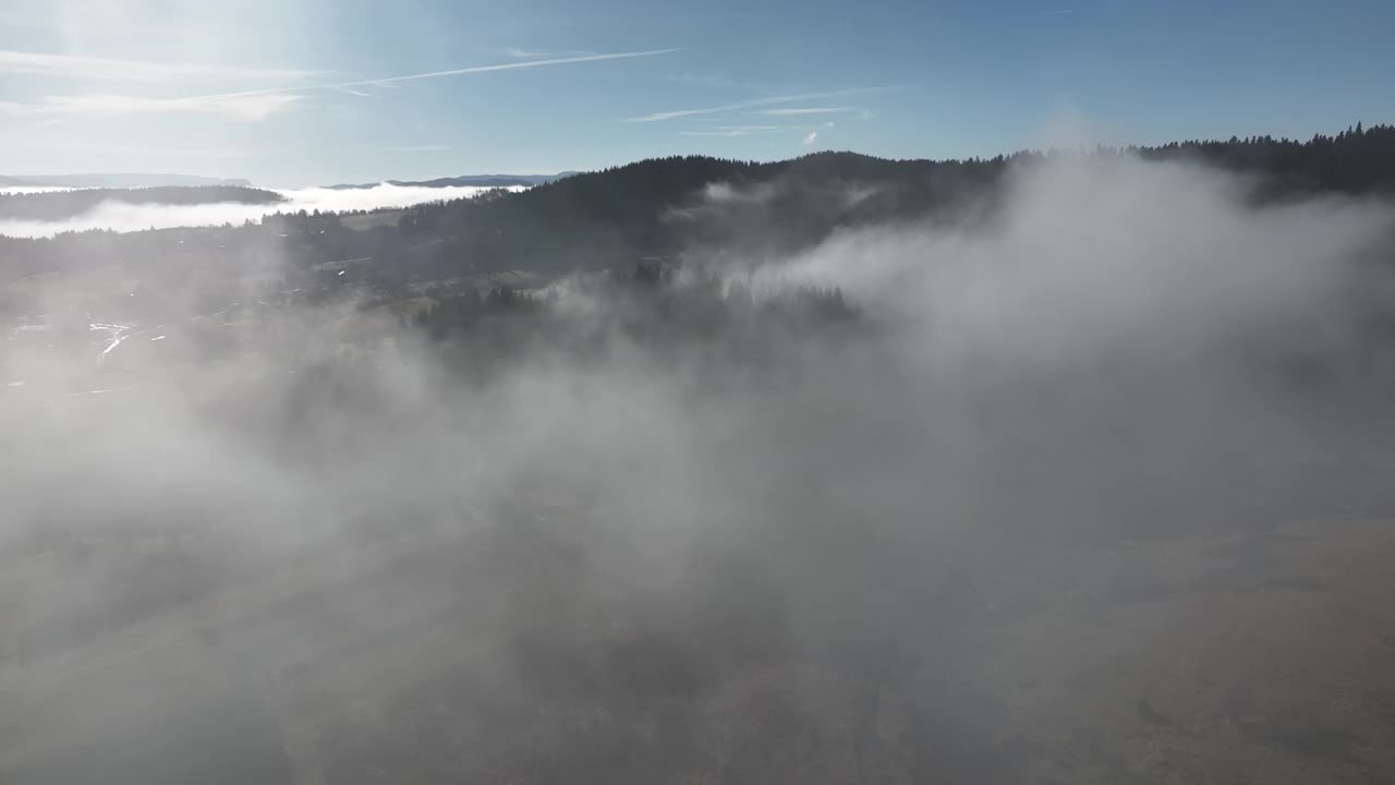 日出时无人机在云层上空飞行。飞越云层。清新的早晨和令人惊叹的阳光在云景。视频素材