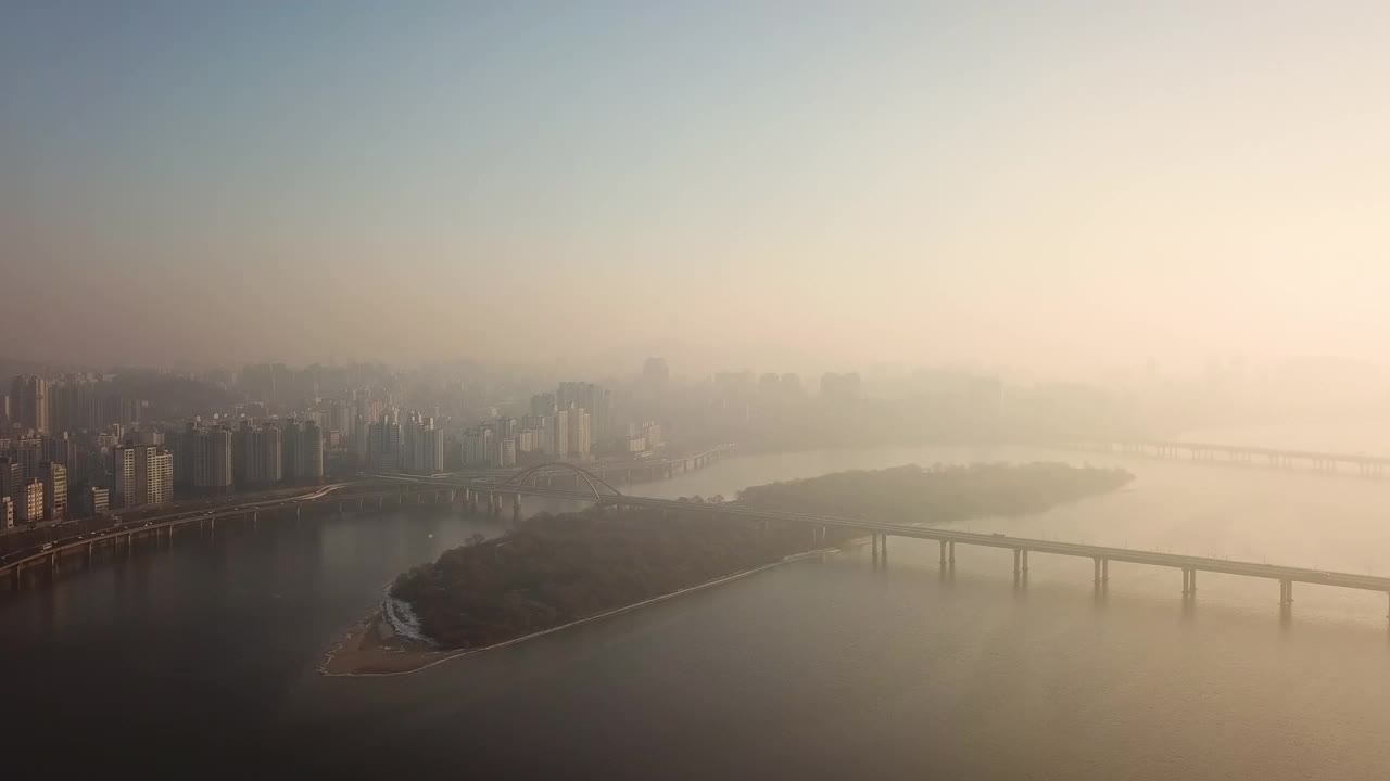 汉江附近的日出、麻浦大桥、西江大桥、八岛、江边高速公路、市中心的公寓和摩天大楼在黎明和早晨/首尔麻浦区视频素材