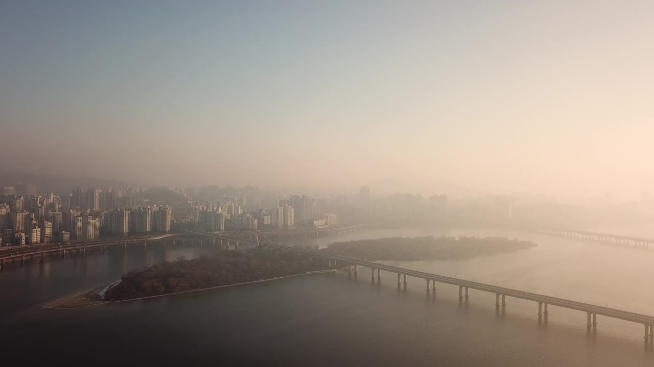 汉江附近的日出、麻浦大桥、西江大桥、八岛、江边高速公路、市中心的公寓和摩天大楼在黎明和早晨/首尔麻浦区视频素材