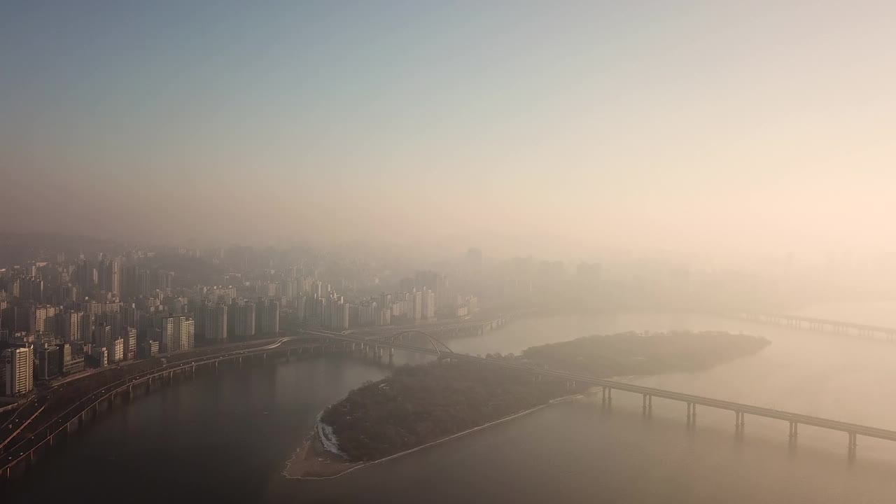 汉江附近的日出、麻浦大桥、西江大桥、八岛、江边高速公路、市中心的公寓和摩天大楼在黎明和早晨/首尔麻浦区视频素材