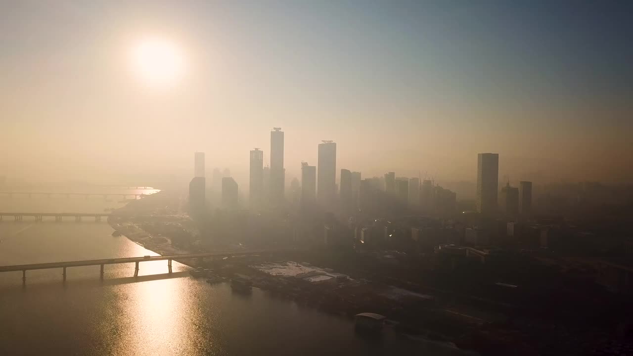 韩国首尔永登浦区，汉江、麻浦大桥、西江大桥、八岛、汉江公园、首尔国际金融中心、现代首尔大厦、1号公园、LG双子塔、汝矣岛63大厦附近的黎明日出视频素材