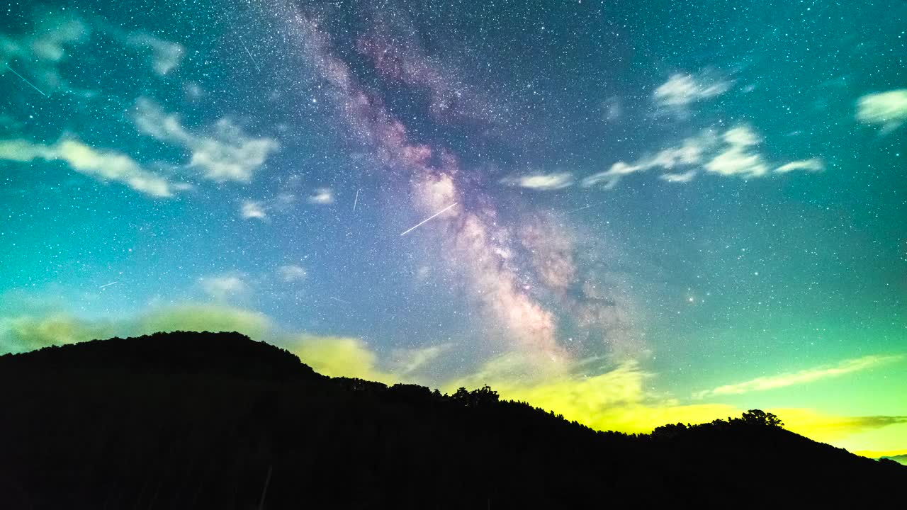 夜空中的银河风景/韩国江原道阳阳郡视频素材