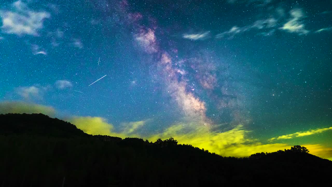 夜空中的银河风景/韩国江原道阳阳郡视频素材