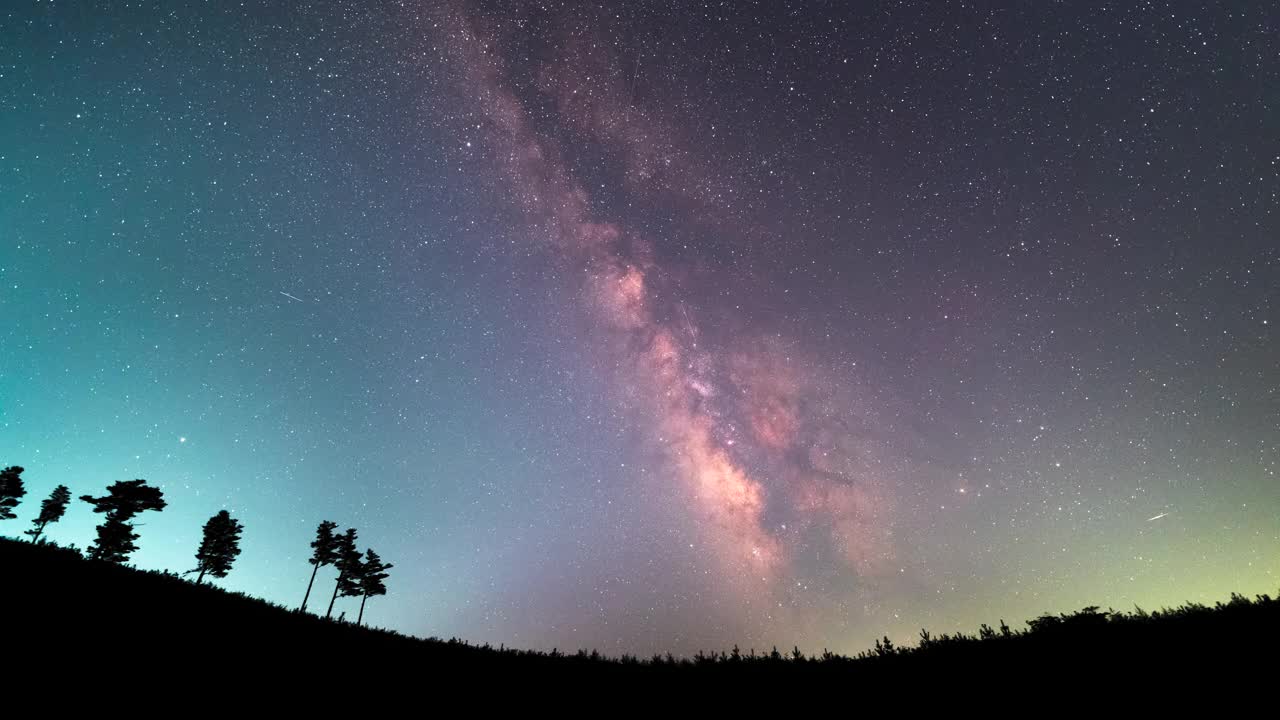 夜空中的银河风景/韩国江原道阳阳郡视频素材