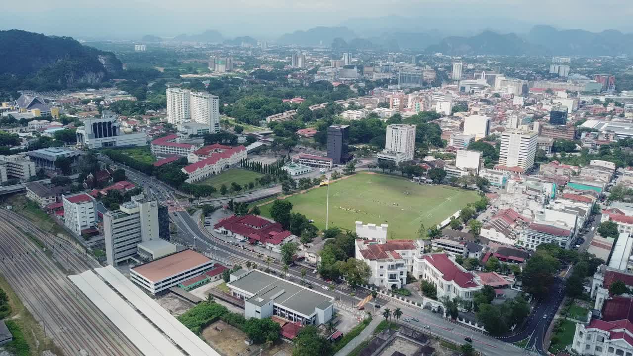 马来西亚怡保市的无人机景观视频素材