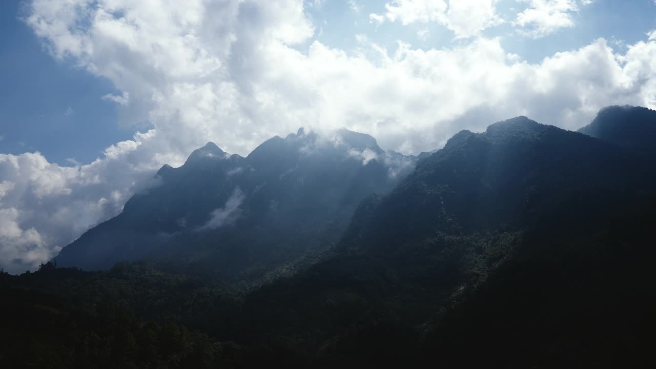 在泰国北部清迈的冬季，土銮江岛山的景色被云层所覆盖视频素材